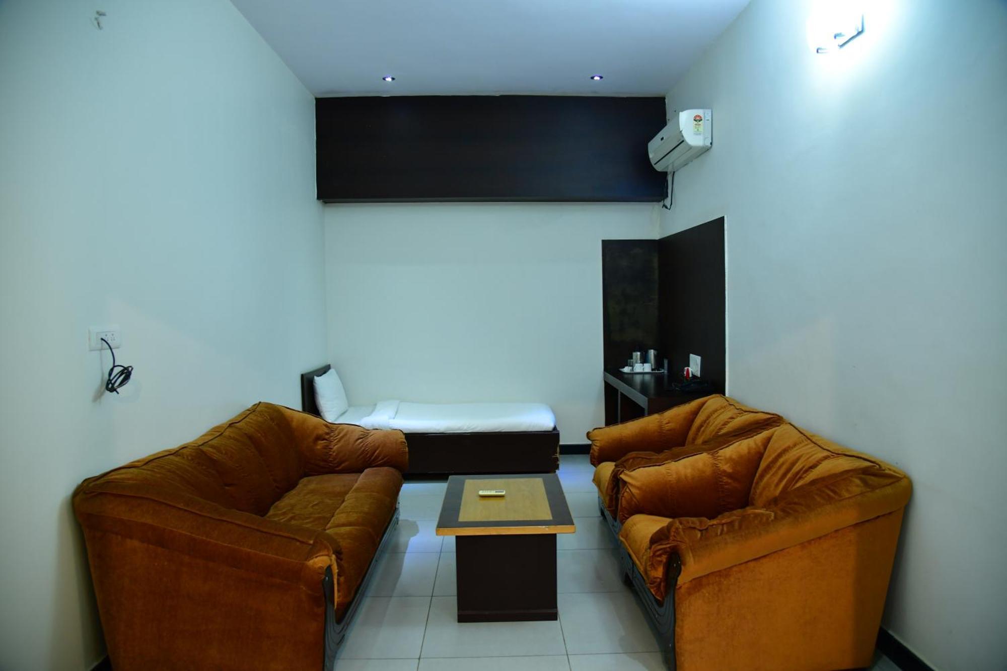 Nijaguna Resorts Chāmrājnagar Esterno foto